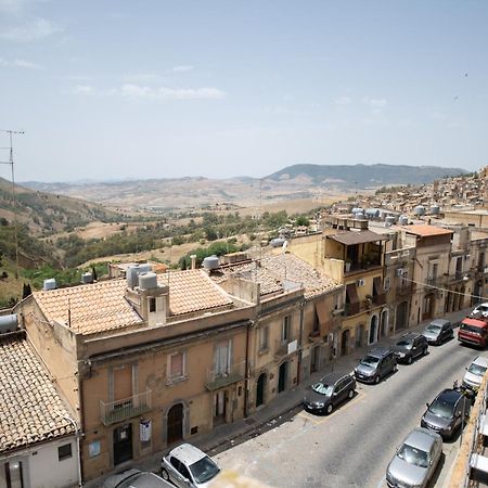 B&B Regina Carolina Caltagirone Eksteriør billede