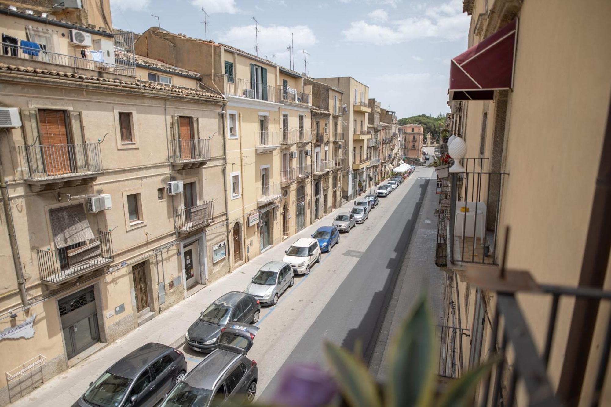 B&B Regina Carolina Caltagirone Eksteriør billede