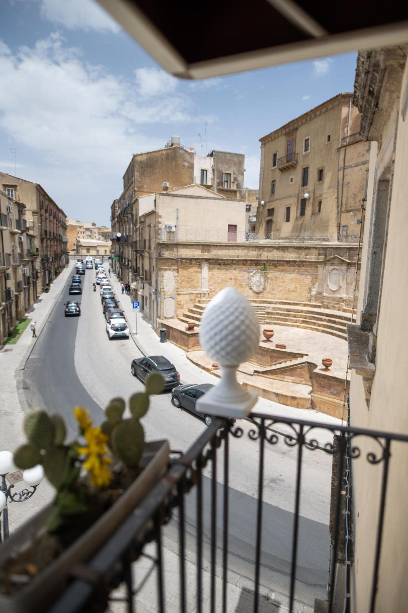 B&B Regina Carolina Caltagirone Eksteriør billede
